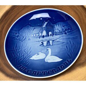 Bing & Grøndahl 1974 Christmas Plate "Christmas In The Village" Royal Copenhagen